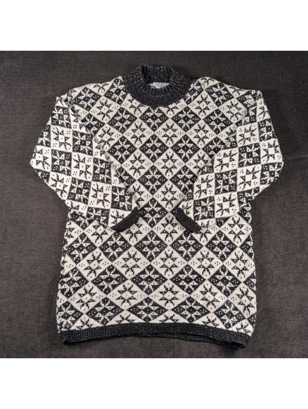 American Pride Large Black and White Patterned Pullover Sweater